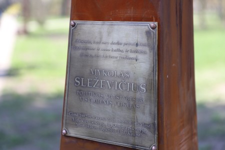 Atidengtas paminklas Mykolui Sleževičiui Raseikos parke