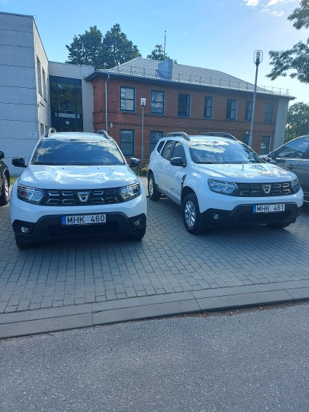 Raseinių socialinių paslaugų centro kieme puikuojasi dar du nauji automobiliai Dacia Duster