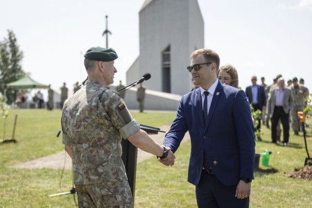 Kryžkalnyje atidarytas ąžuolų parkas Lietuvos kariams
