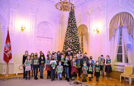Prezidentūros eglę papuošė ir raseiniškių pagaminti paukščiai