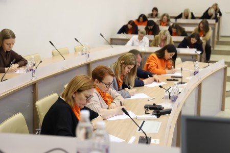 Gausus būrys raseiniškių Savivaldybėje rašė Nacionalinį diktantą