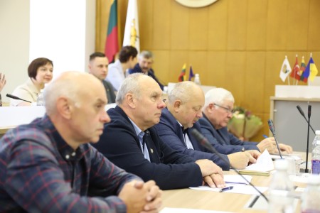 Taryboje – nauji sprendimai dėl miesto žalinimo, vandens gerinimo, švietimo ir kelių priežiūros