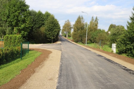 Asfaltavimo darbai tęsiasi – gražėja rajono infrastruktūra