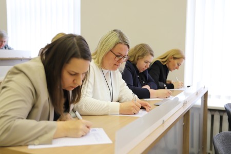 Gausus lietuvių kalbos mylėtojų būrys Savivaldybėje rašė Nacionalinį diktantą