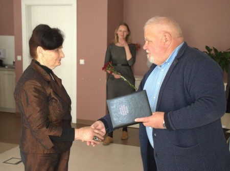Geologų dienos minėjimo renginyje Raseinių garbės pilietei įteiktas garbingas apdovanojimas 
