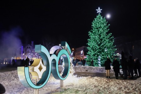 Raseiniuose įžiebta Kalėdų eglė – miesto centre sukurta tikra šventinė pasaka