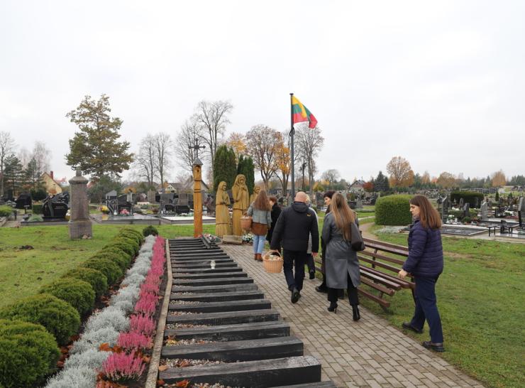 Vyko tradicinė visuomeninė akcija Visų Šventųjų dienai ir Vėlinėms paminėti „Atminkime“
