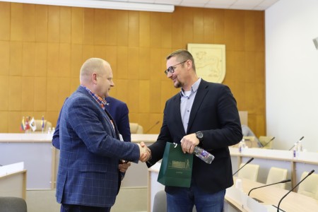 Karybos ekspertas dalijosi savo žiniomis su gausiu raseiniškių būriu
