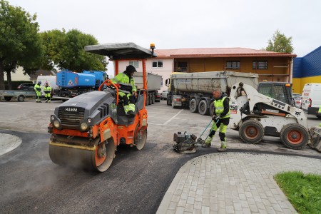 Dominikonų gatvės daugiabučio kiemas Raseiniuose atnaujinamas greičiau, nei planuota