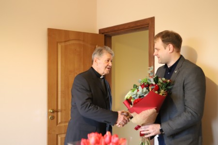 Gimimo dienos proga pasveikintas Raseinių garbės pilietis klebonas kun. Gintautas Jankauskas