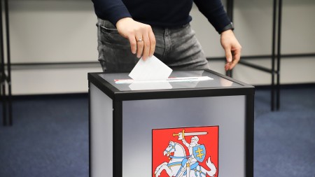 Pirmąją balsavimo iš anksto dieną balsavo daugiau kaip 40,6 tūkst. rinkėjų