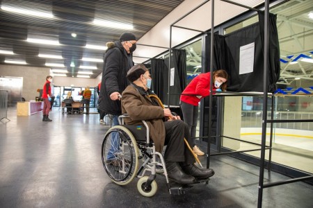 Raudonasis Kryžius ir savivaldybės kviečia savanorius padėti savo miestams vakcinacijos centruose