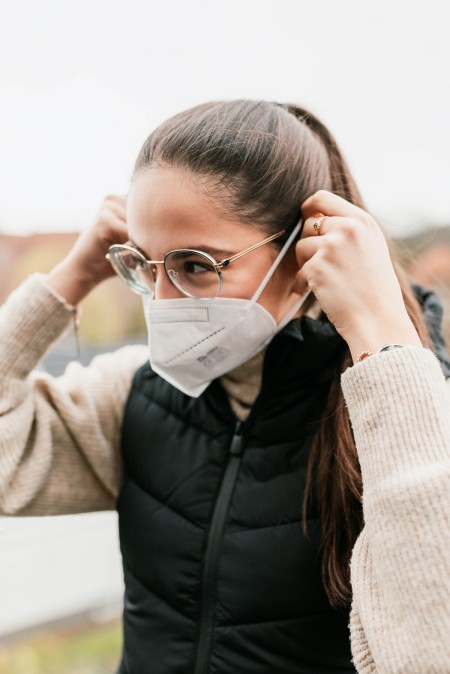 Nuo pirmadienio renginiuose uždarose erdvėse privaloma dėvėti respiratorius