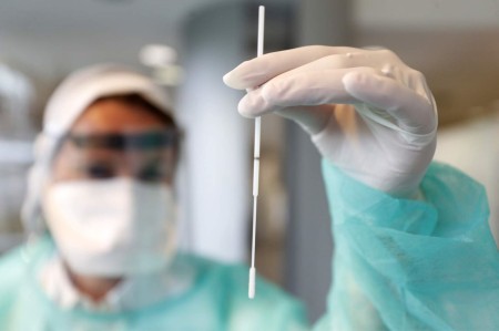 Didelės rizikos sąlytį turėję vakcinuoti ar COVID-19 persirgę asmenys gali išsitirti nemokamai