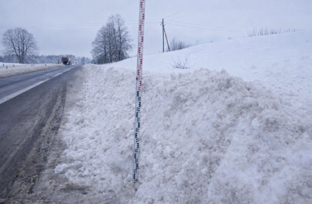 Eismo sąlygos sudėtingos: kelininkai dirba paromis, intensyvūs darbai ir Raseinių rajone