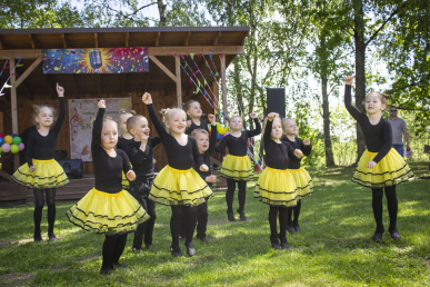 0003_i-festivalio-scena-jaunatviska-energija-kurybiskuma-bei-nuosirdu-rysi-su-publika-atsinese-raseiniu-sokiu-studija-svajone-vad_1780484030-b82d3adfe5334513a67bec7044b0df50.jpg