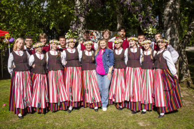 0004_jubiliejini-festivali-skrydis-vainikavo-prezidento-jono-zemaicio-gimnazijos-tautiniu-sokiu-kolektyvas-susoktinis-ir-vadove-m_1780484030-b2d672c1ae5db3701f941e91c194a32d.jpg