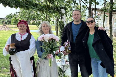 0005_sveciai-kalnuju-bendruomenes-pirmininke_1750838861-0fc08a7d26dbb1b19a4e875478f951d4.jpg