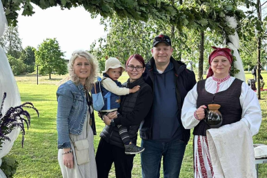 0006_sveciai-raseiniu-meras-su-seima_1750838861-856a0d2bb253d60d72d88ea01ecd1312.jpg